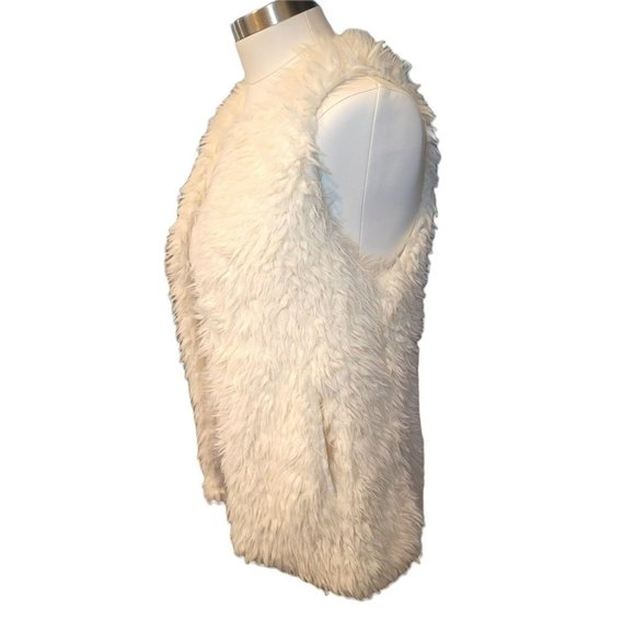 Charlotte Russe White Faux Fur Sherpa Woman's Vest Jacket Small VR1 - Picture 3 of 5
